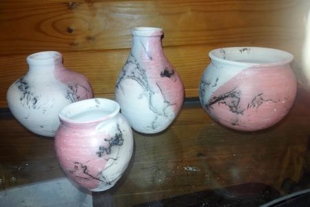 Ensemble de poterie RAKU avec enfumage au crin de cheval sur terre polie et partiellement recouverts de sigillée.jpg