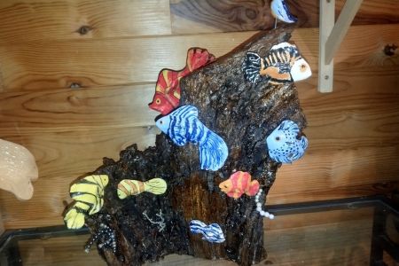 La souche aux poissons avec petits éléments faits de perles.jpg