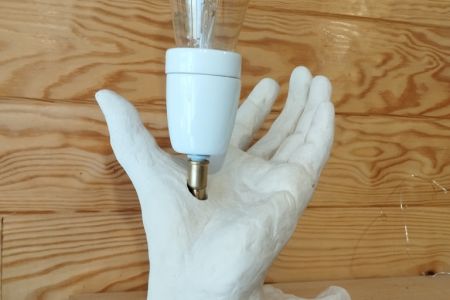 Lampe Sculpture main en terre faïence blanche.jpg