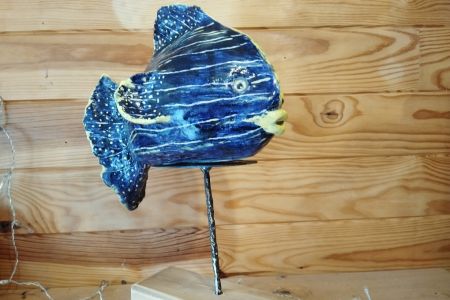 Poisson bleu de profil sur socle en bois.jpg