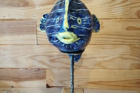 Poisson bleu sur socle en bois.jpg