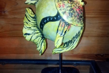 Poisson soleil en terre vernissée sur socle en fer.jpg