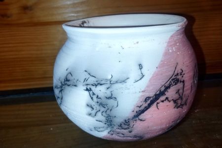 Pot RAKU, enfumé avec du crin de cheval sur terre polie et partiellement recouverte de sigillée.jpg
