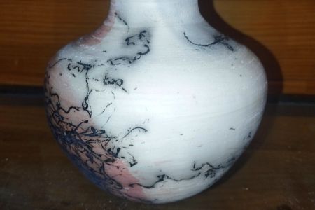 Vase dodu RAKU enfumé avec du crin de cheval sur terre polie et partiellement sigillée.jpg