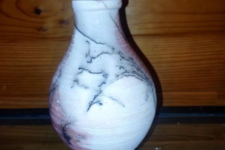 Vase RAKU enfumé au crin de cheval sur terre polie et partiellement recouverte de sigillée.jpg